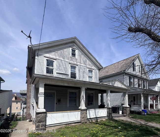 Building Photo - 826 Prospect Ave