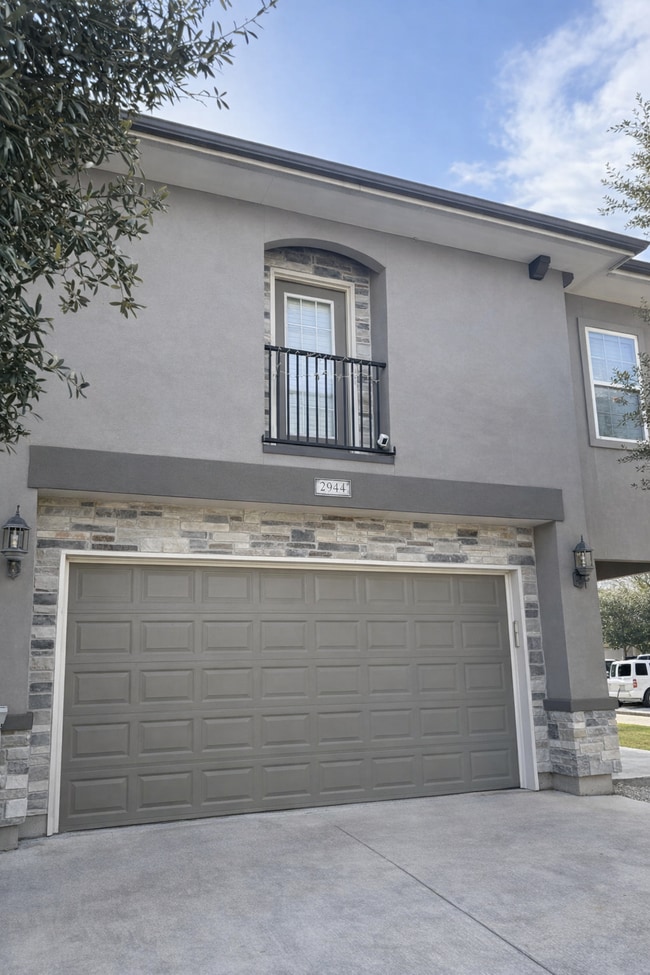 Building Photo - "Spacious 4-Bed, 4.5-Bath Townhouse Retreat in College Station!" Unit 3400 Summerway