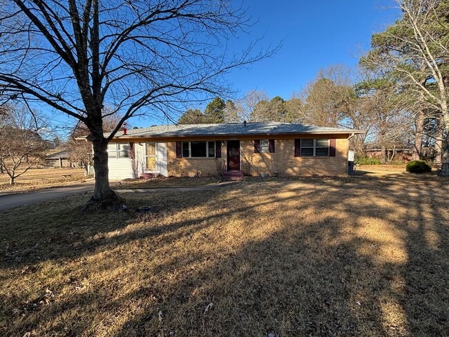 Building Photo - Welcome to this charming 3-bedroom, 2-bathroom home located in the desirable west side of Russell...