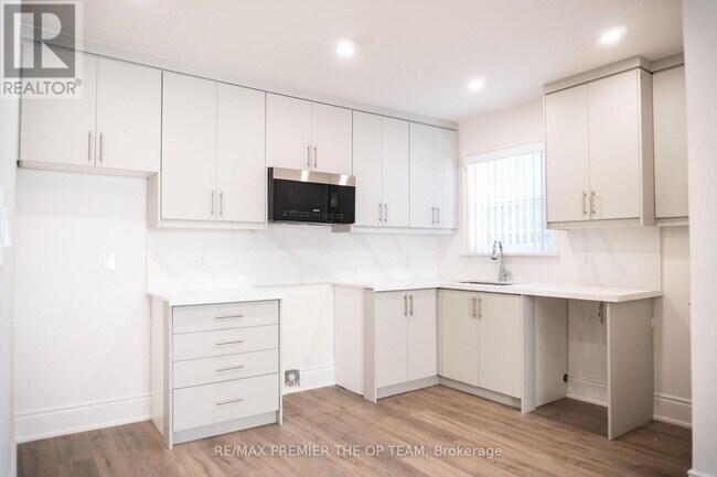 Photo - 148 Martin Grove Rd Unité Upper