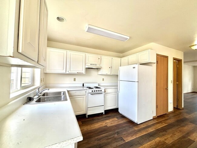 Photo - 4 bedroom unit by campus!