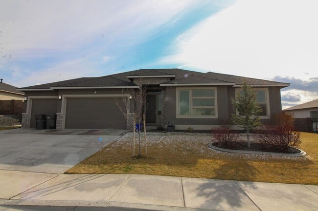 Building Photo - 3 bedroom, 2 bath home in Kennewick