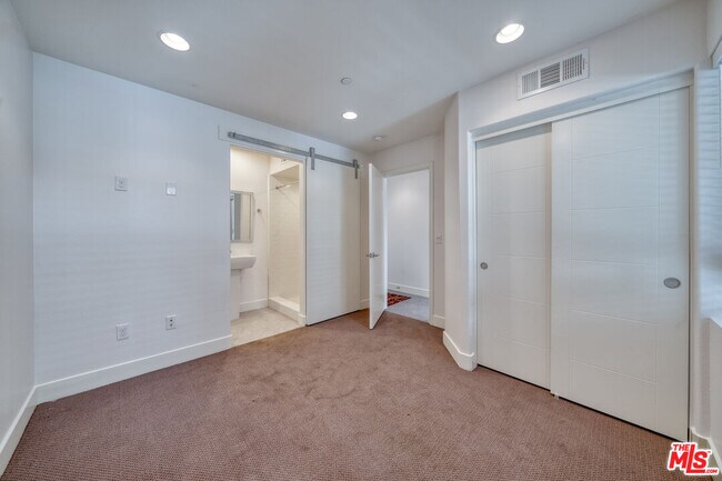 Photo - 654 N Gramercy Pl