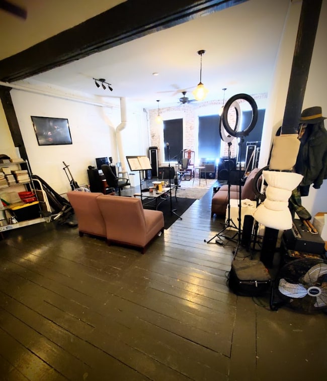 Photo - 126.5 W Rose St