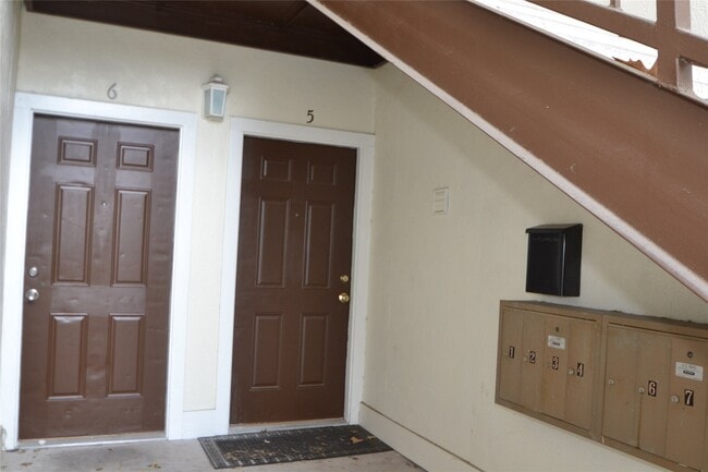 Building Photo - 304 Dell Ct Unit 6