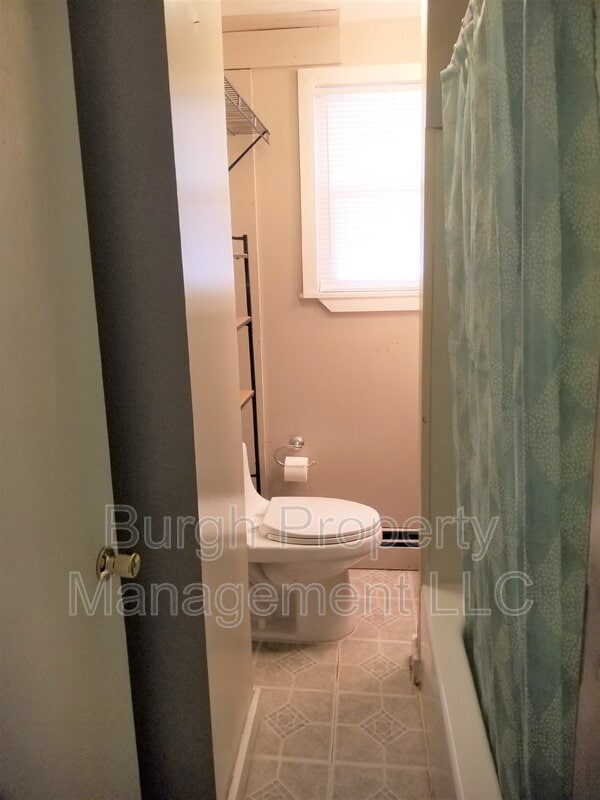 Building Photo - 426 2nd St Unit 1/2