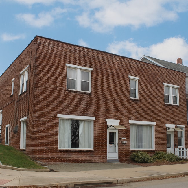 Building Photo - 2nd Floor Apartment