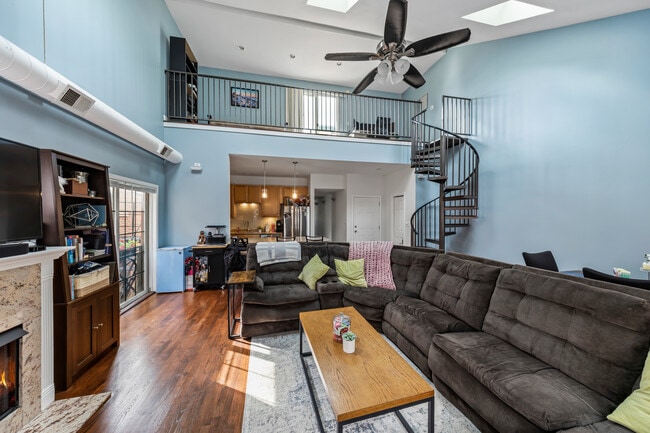 Photo - 811 W Superior St Unit 04