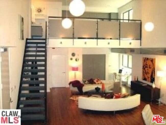 Building Photo - 7062 Hawthorn Ave Unit 205