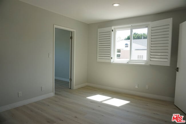 Photo - 221 N Bowling Green Way