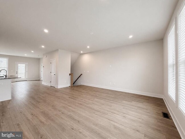 Photo - 135 Heyford Dr