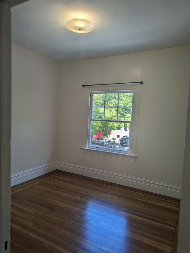 Photo - COMING SOON-A sunny top floor flat, 3 bedrooms, 2 bathrooms, living room and large kitchen with p... Unidad B