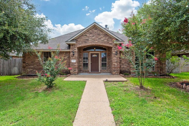 Building Photo - 5 Bedroom, 3 Bathroom, with easy access to shopping and schools