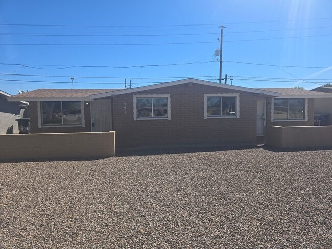 Building Photo - 2b1bth condo