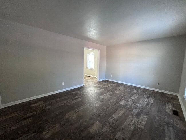 Photo - 557 Waterbury Dr