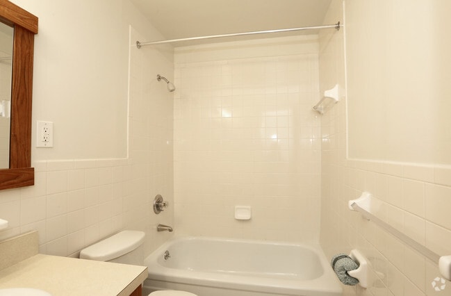 1 BD, 1BA (750sqft) - Bathroom - Milford Beach Apartments