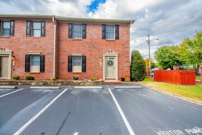 Building Photo - Beautiful 2 Bed, 2.5 Bath Condo in Johnson...