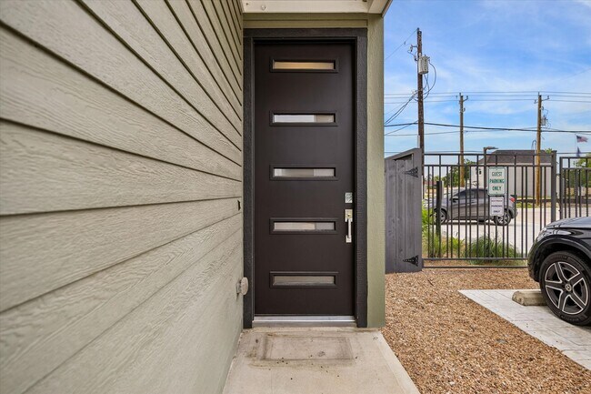 Photo - 1117 Highland Square Ln