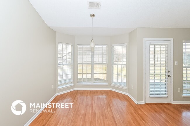 Photo - 1688 Sarah Ann Dr W