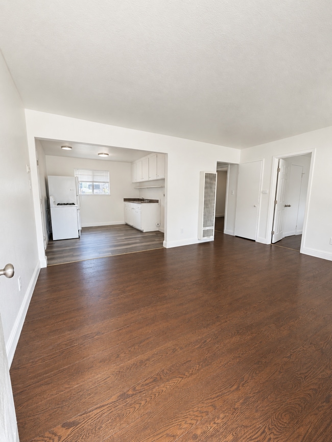 1047 Alamos Ave