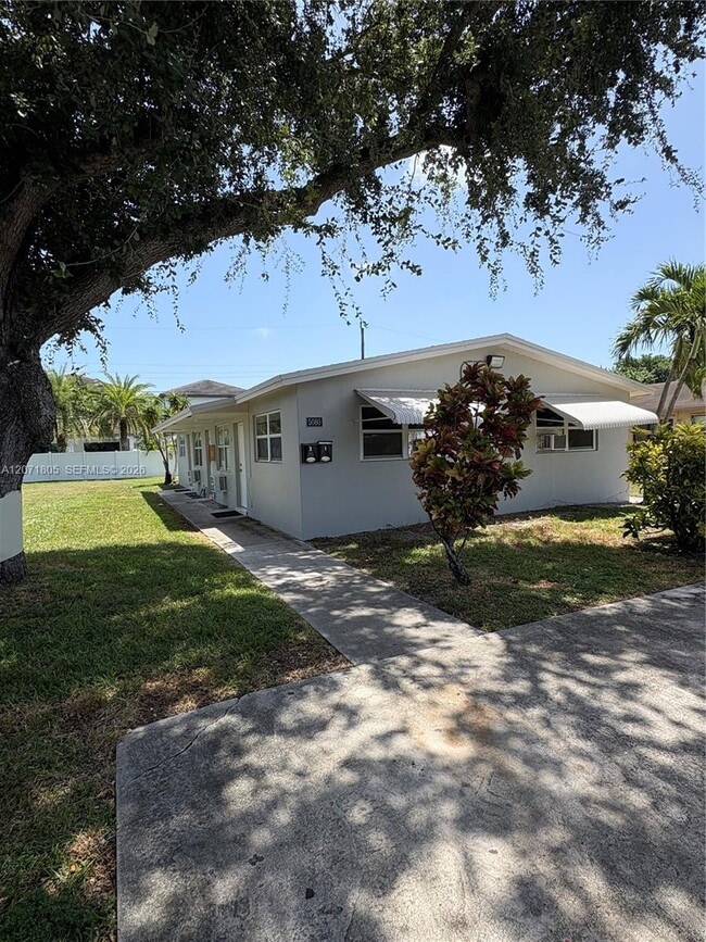 Building Photo - 5080 SW 26th Ave Unit 2