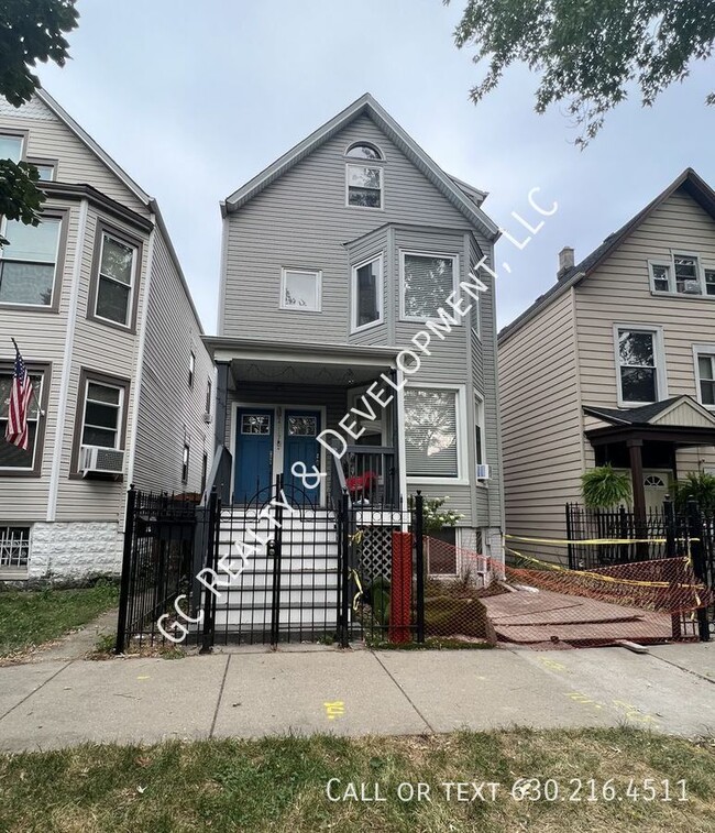 Building Photo - 2717 N Hamlin Ave Unit G