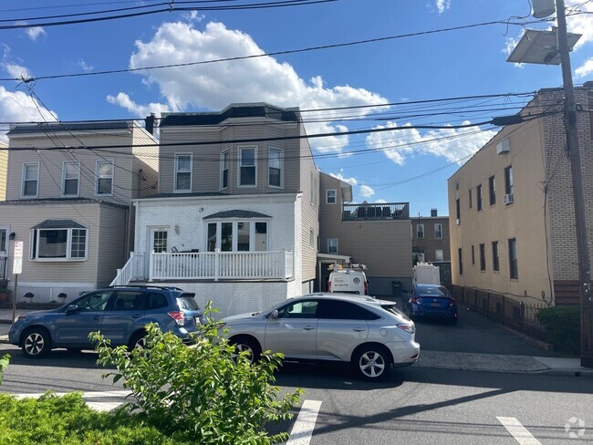 Building Photo - 183 Franklin St Rental