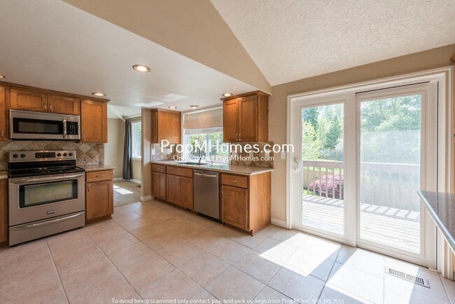 Photo - Spacious 3 Bedroom Home in Happy Valley - Large Fenced Yard!