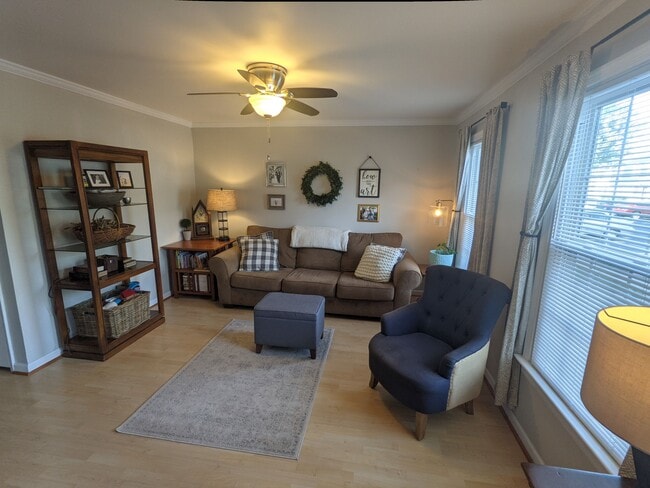 Living room - furniture is not included - 19 Ashinghurst Rd