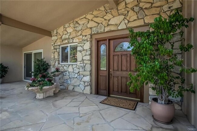 Charming 3-Bedroom Woodland Hills Home wit... - Charming 3-Bedroom Woodland Hills Home wit...