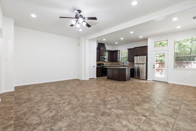 Sala familiar y cocina con isla abierta - 14 Cheswood Manor Dr