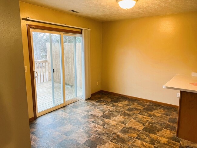 Dining Room - 1400 E Rushmore Dr Unit 3