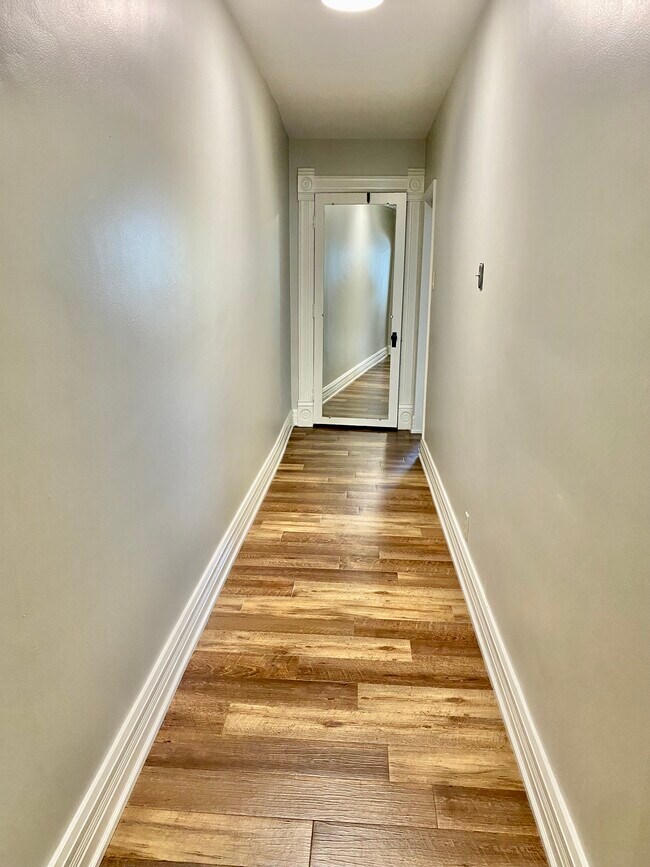 Hall - 22 E Auglaize St Unit 22 E Upstairs Apartment