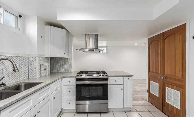 Kitchen - 1173 Dayton St Unit 1175 Dayton