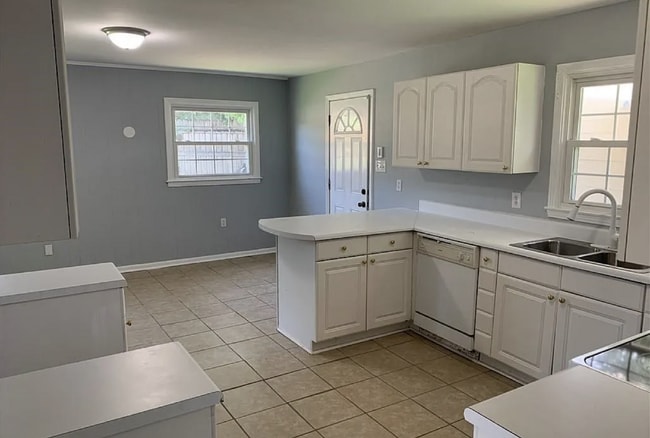 Photo - Student Room for Rent Near University of S... Unit Room #3