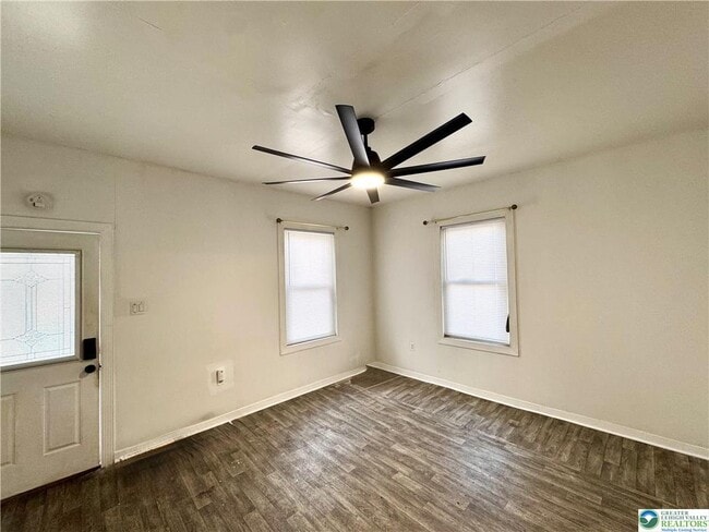 Photo - 527 Bradley St