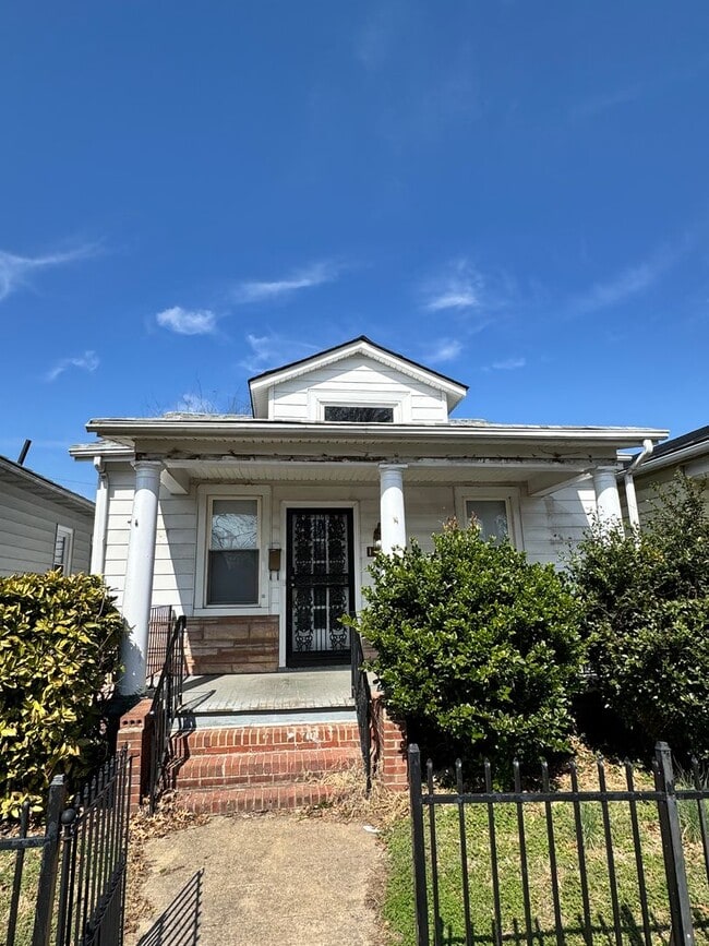 Building Photo - 2 bedroom house in Church Hill! Central air, yard, all electric and laundry!