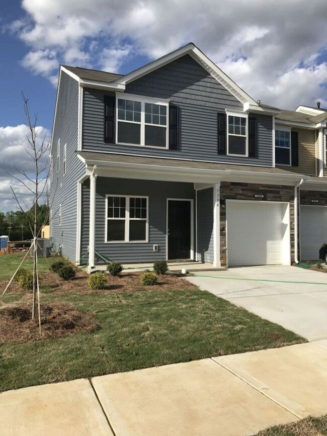 Building Photo - 2 Story, 3 Bedroom Townhome in SW Charlotte