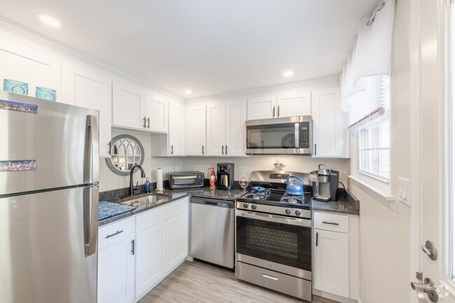 3BR, 1.5BA - 1040SF