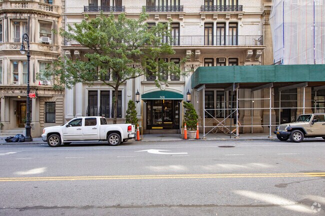 Photo - 305 W 72nd St
