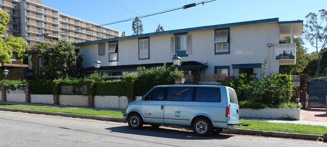 Oakland Gardens Apartments - 400-420 N. Oakland Ave