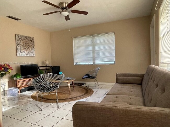Building Photo - 10839 NE 2nd Pl Unit 10839-10839 Rental