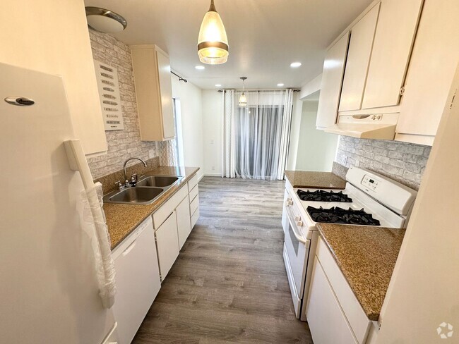 Building Photo - $500 OFF 1ST MONTHS RENT! 1 Bedroom Home i... Unit E
