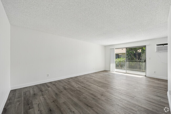 2BR, 2BA - 1050SF - Living Room