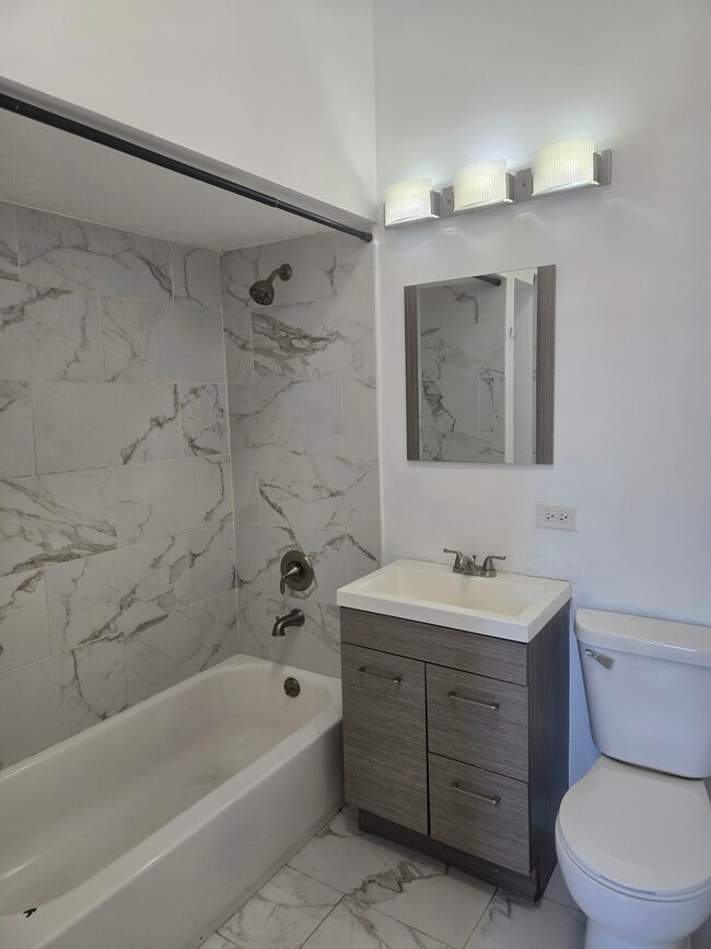 Photo - 7055 N Clark St Unidad 2