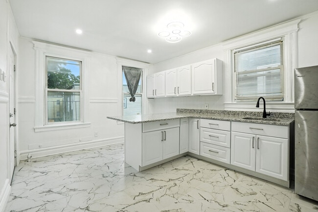 Building Photo - 97 Hopkins Pl Unit 2 Rental