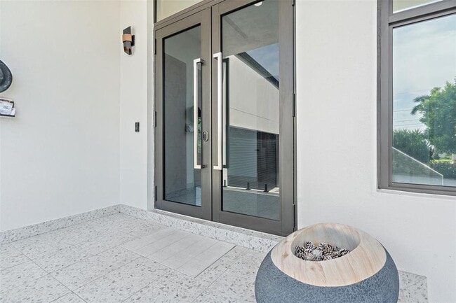 Photo - 585 Dolphin Ave SE