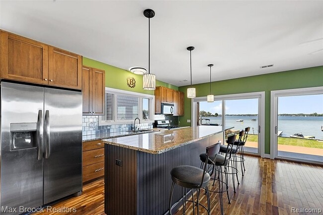 Photo - 2022 Willow Beach St