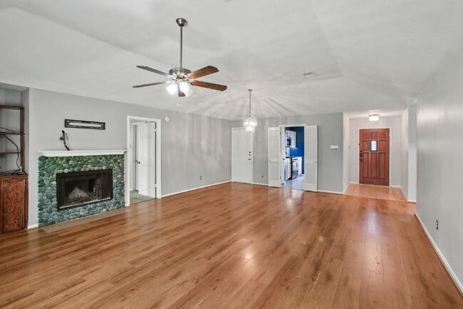 Photo - Well-maintained home on a cul-de-sac in a ...