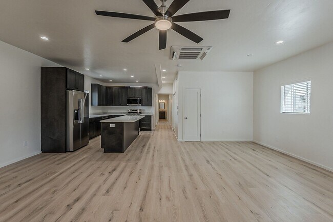 Building Photo - 1625 E 8th St